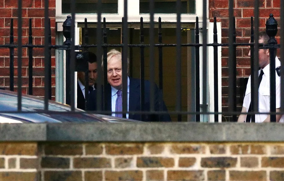 Statsminister Boris Johnson på vei ut av Downing Street i London torsdag.