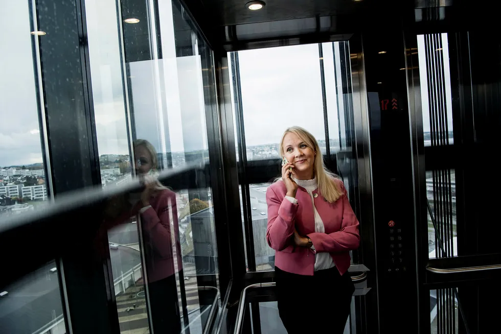 Hotelldirektør Ulrika Larsson sammenligner hotellmarkedet i Stavanger siden oljeprisfallet i 2014 med en berg-og-dalbanetur i det hun tar heisen opp til 21. etasje på Scandic Forum i Stavanger. Foto: Tommy Ellingsen