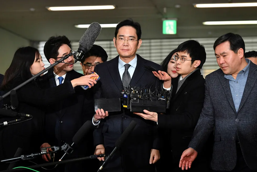 Lee Jae-yong, assisterende styreleder i Samsung, på vei inn til nye avhør i Sør-Koreas hovedstad Seoul mandag morgen. Foto: JUNG YEON-JE
