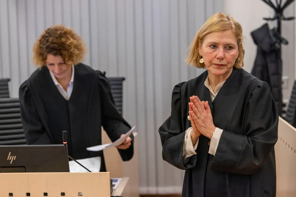 Mandag startet rettssaken mot fire menn som er tiltalt for møbeltyverier til over fire millioner kroner. Aktor Nora Eek-Nilsen, til venstre, og Annette Barlinn, forsvarer for en av mennene.
