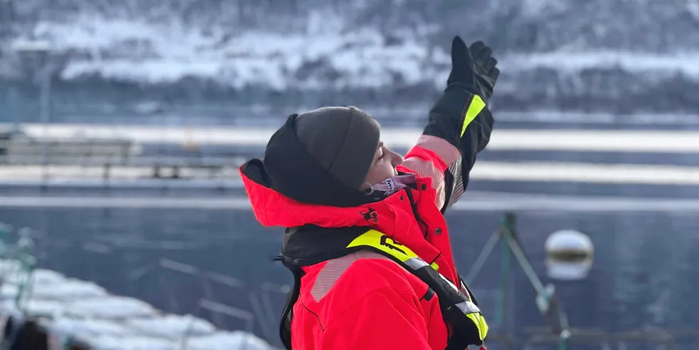 Marianne Winther (30) er driftsleder i Måsøval. Hun er ikke overrasket over funnene i Nofima-rapporten «Havbruksnæringens ringvirkninger». Her på lokaliteten Bukkholmen på Frøya.