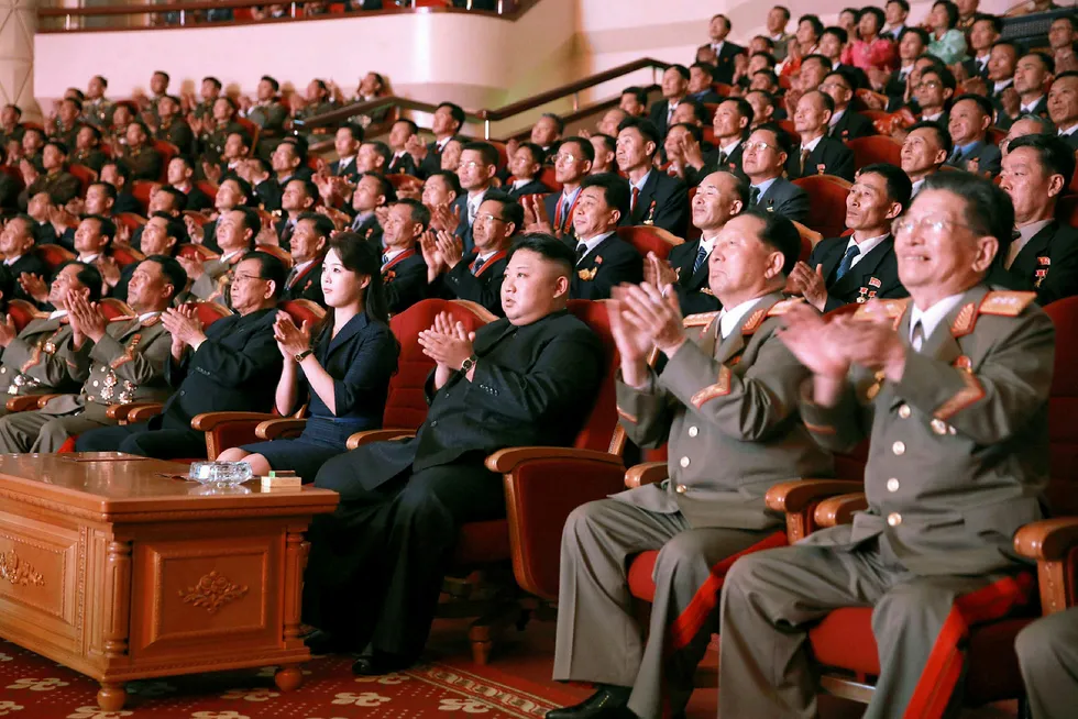 Nye alvorlige trusler fra Nord-Korea. Det udaterte bildet frigitt av landets offisielle nyhetsbyrå KCNA viser leder Kim Jong-Un og hans kone Ri Sol-Ju på et arrangement for å hylle landets atomfysikere. Foto: KCNA/AFP/NTB scanpix