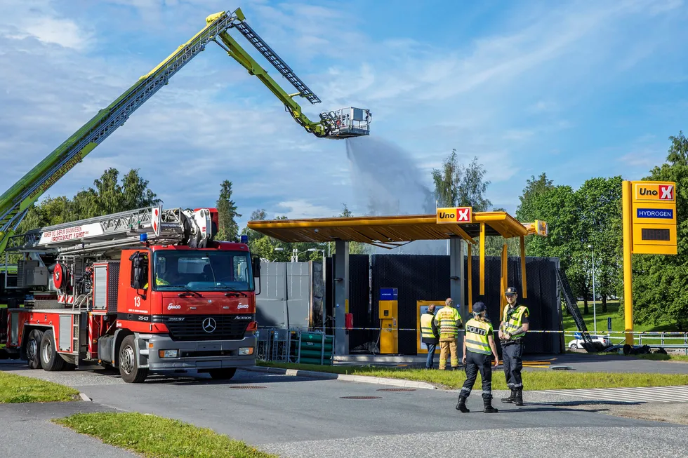 En hydrogentank eksploderte på en Uno-X-stasjon i Sandvika i juni i fjor. Det er vanskelig å forestille seg utstrakt bruk av hydrogen som energibærer i samfunnet uten at sikkerheten blir ivaretatt på en tilfredsstillende måte, skriver artikkelforfatteren.