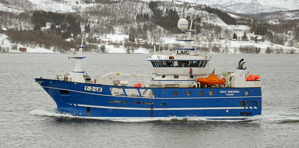 Ni av mannskapet om bord i «Rolf Asbjørn» er smittet av korona. Nå desinfiseres båten, før den etter planen skal være i gang med fisket igjen, med nytt mannskap, over helga.