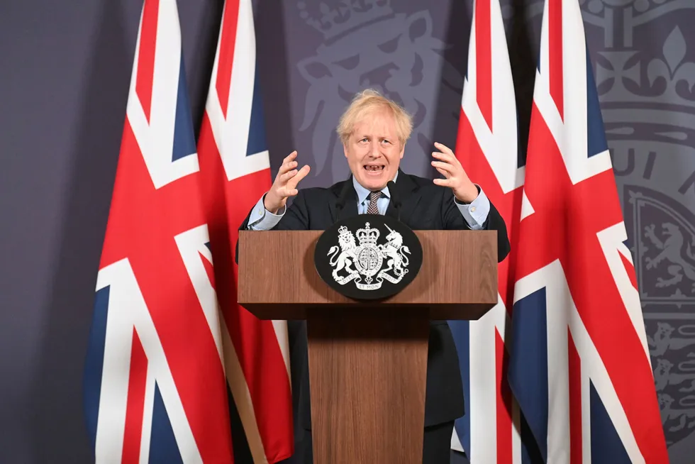 Statsminister Boris Johnson jublet over handelsavtalen med EU julaften. Men den har en pris.