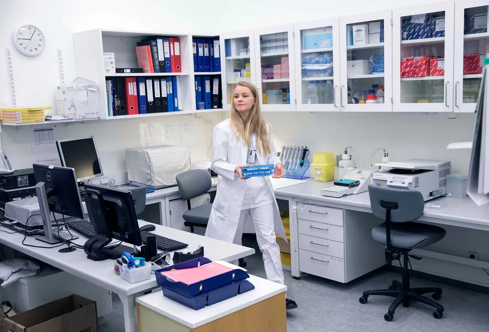 Medisinstudent Ellen Mathea Kirsch Warlo på laboratoriet for hjertemedisinsk forskning på Ullevål universitetssykehus. Foto: Gunnar Lier