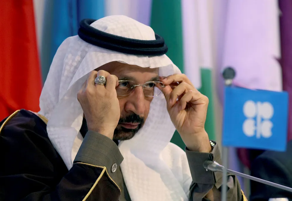 Saudi-Arabias oljeminister Khalid al-Falih tok tirsdag pennen fatt og lovet å kutte landets oljeproduksjon med ti prosent. Foto: Ronald Zak/AP