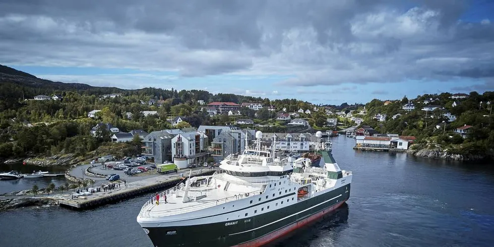 DIGER: Fabrikktråleren er en eneste stor flytende fabrikk for fiskefileter og reker. Her er «Granit» på vei inn til Bekkjarvik i Austevoll i fjor høst.Foto: Morten Wanvik