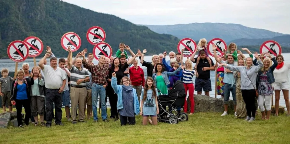 Skal gruveselskapet Nordic Mining få lov til å deponere gruveavfall i Førdefjorden? Saken engasjerer sterkt. Her fra en demonstrasjon mot gruvedumping i fjorden.