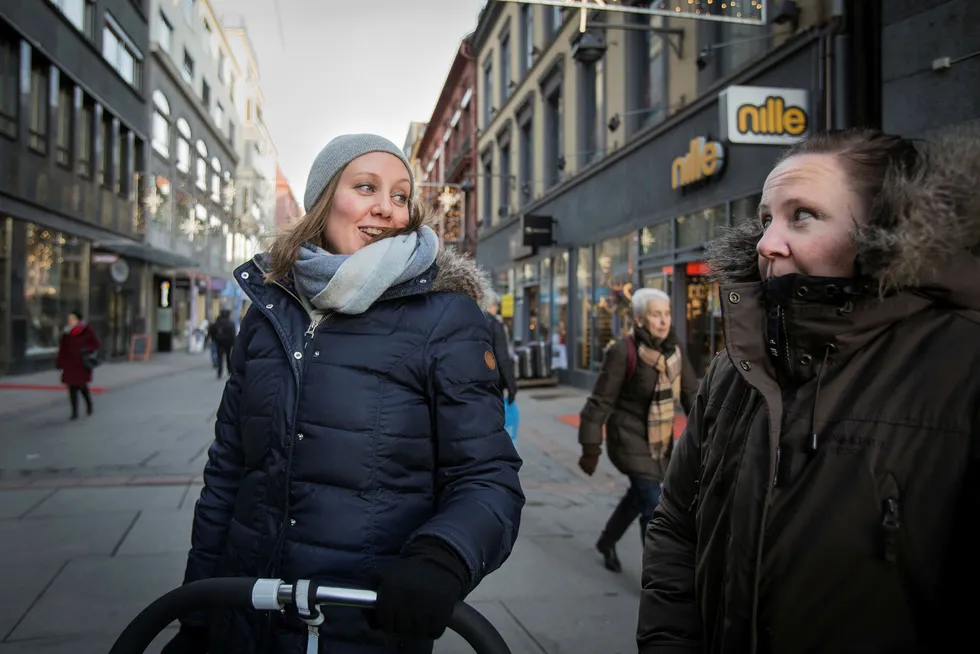Småbarnsmødrene Lise Christoffersen (34, til venstre) og Marita Sommer Holhjem (36) sier at annonser for nettbutikker de har besøkt ofte dukker opp på Facebook. Foto: Javier Auris