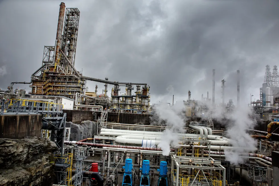 Equinor har fått hard kritikk for forholdene på Mongstad-raffineriet, spesielt for alvorlige oljelekkasjer som ble kjent i fjor. Miljødirektoratet har nå sendt opprydningsplanen i retur med ny frist 1. mai.