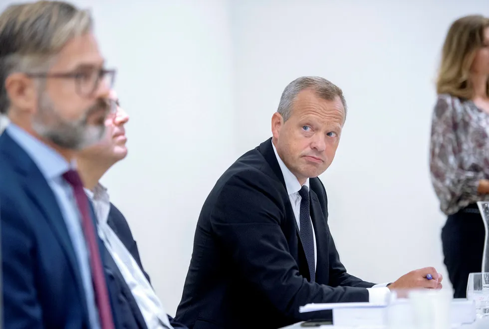 Stig Bech (til høyre) går av som styreleder i Boligbygg. Fra venstre: Thorvald Nyquist og Stein Ove Songstad fra Deloitte, fra offentliggjøringen av granskningsrapporten om Boligbygg til styreleder Bech.