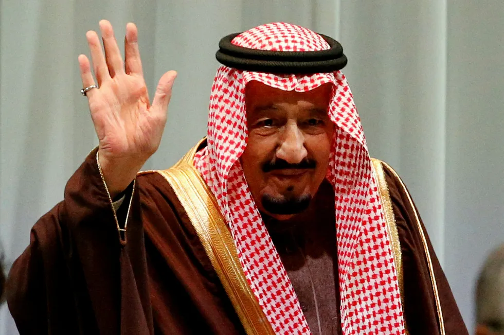 Saudi-Arabias kong Salman bin Abdulaziz Al-Saud har besluttet å kutte hardt i skatten til den statlige oljegiganten Saudi Aramco. Foto: Toru Hanai/Reuters/NTB scanpix