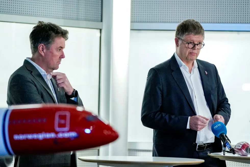 Konsernsjef Jacob Schram i Norwegian kommenterer regjeringens forslag til tiltakspakke for luftfarten. Finansdirektør Geir Karlsen til venstre.
