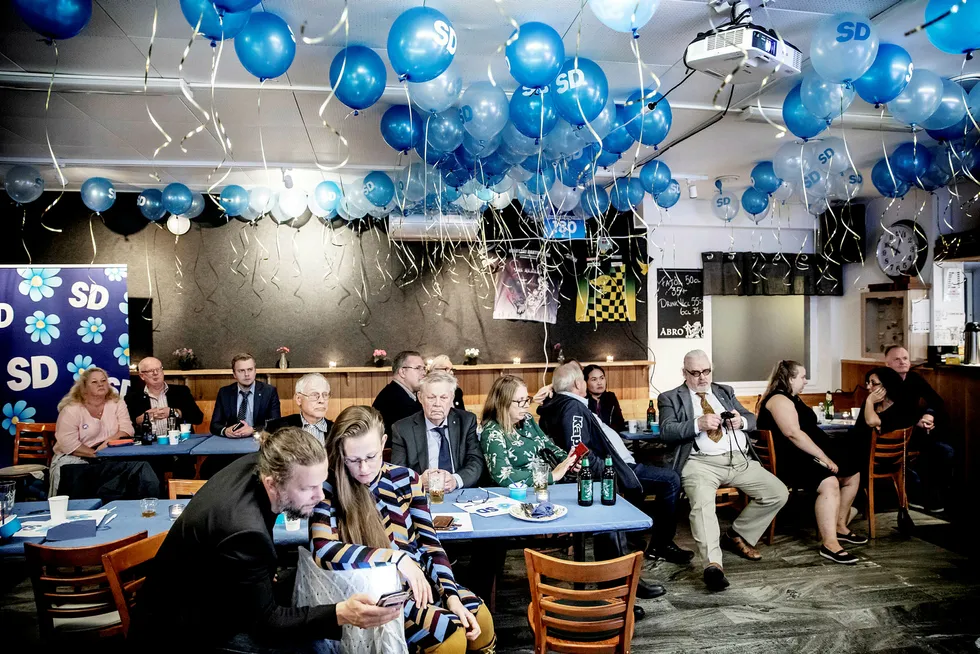 På en dartklubb i Södertälje sentrum hadde byens Sverigedemokraterna-sympatisører samlet seg før å følge valgkvelden.