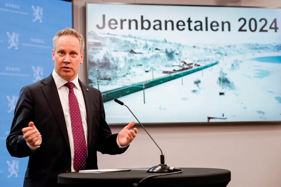Samferdselsminister Jon-Ivar Nygård holdt Jernbanetalen mandag. Han vil ha mer tog igjen for de mange milliardene som tildeles jernbanen årlig.