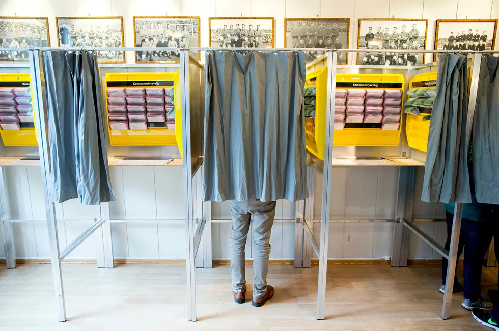 I Norge leveres alle stemmer på papir i år – men mange steder telles de av maskiner. På bildet avlegger partileder Knut Arild Hareide (KrF) sin stemme på Skeidhuset i 2015. Foto: Grøtt, Vegard Wivestad,/NTB scanpix
