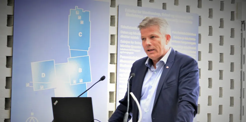 Bjørnar Skjæran fiskeri- og havbruksminister ber norsk næringsliv følge gjeldende sanksjoner