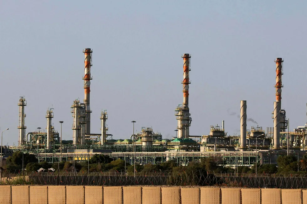 Til tross for vold og politisk uro klatrer Libyas oljeinntekter. Her fra olje- og gassanlegget Mellitah i nærheten av Zuwarah i Libya. Foto: HANI AMARA