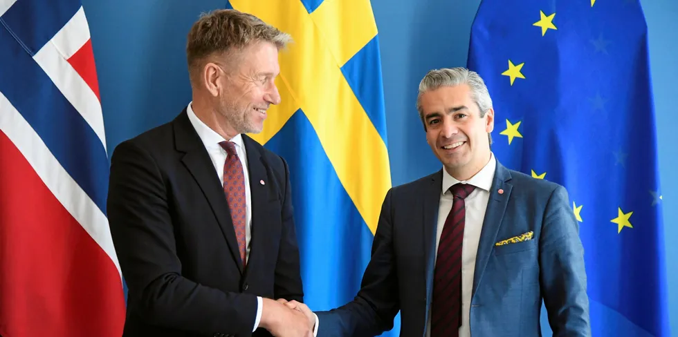 Norges olje- og energiminister Terje Aasland og Sveriges energiminister Khashayar Farmanbar hilser på hverandre i Rosenbad.