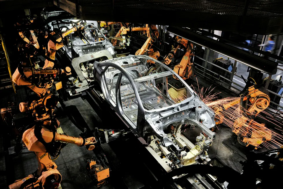 En Hyundai Sonata blir satt sammen av roboter på en fabrikk i Alabama. Foto: Mark Elias/Bloomberg