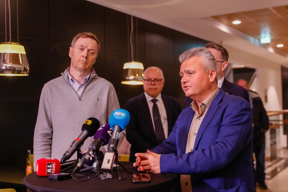 Knut E. Sunde og Jørn Eggum holder pressekonferanse etter at partene i frontfaget er enige og unngår storstreik.