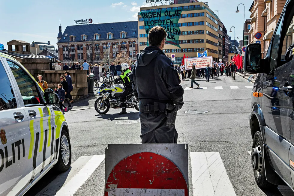 Tilstede. I Oslo fyltes gatene av folk på Arbeidernes dag, 1. mai. Politiet sperret av gatene rundt toget, og som følge av den forhøyede terrortrusselen var politiet bevæpnet. Foto: Aleksander Nordahl