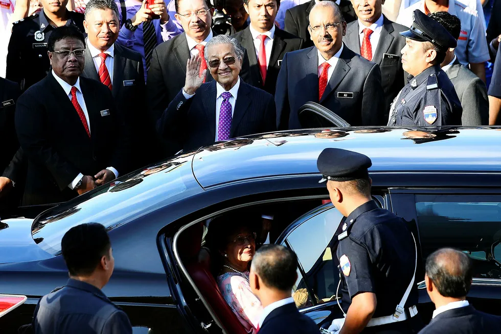 Malaysias nye statsminister Mahathir Mohamad (med lilla slips) har kritisert en rekke prosjekter som den forrige regjeringen igangsatte som «hvite elefanter». Nå skrotes prosjekter verdt flere hundre milliarder kroner. Foto: Manan Vatsyayana/AFP/NTB Scanpix