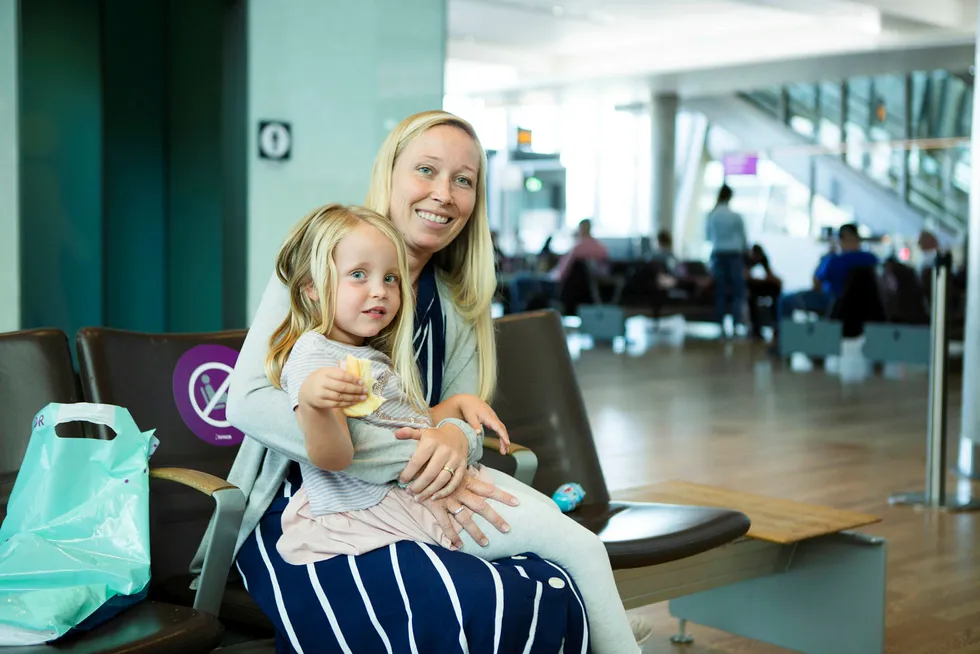 Camilla Hidalgo-Lie med datteren sin Olivia reiser tilbake til Marbella i Spania der hun jobber etter 16 dager i Norge.