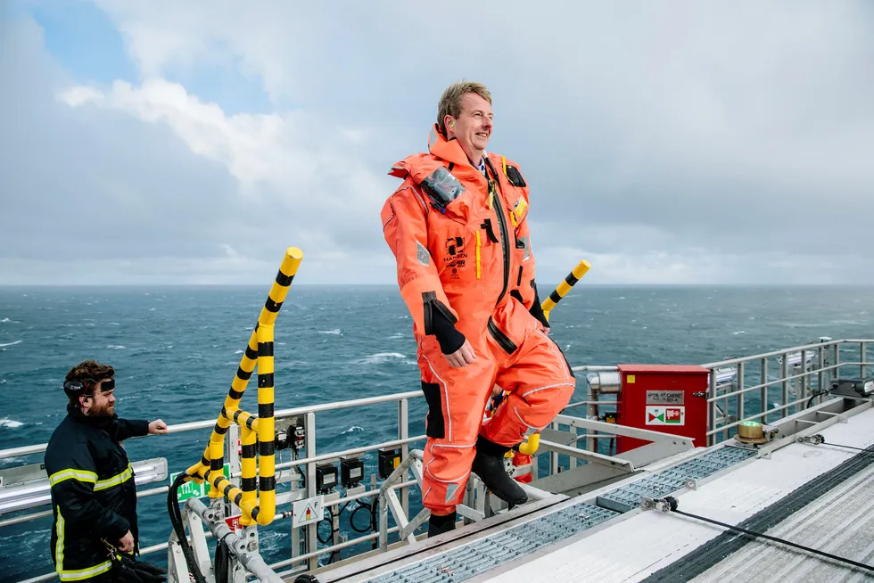 Olje- og energiminister Terje Søviknes (Frp) lyser ut rekordmange oljeblokker i Barentshavet. Her er han på oljeriggen Songa Enabler på Snøhvit-feltet nord for Hammerfest. Foto: Marius Fiskum
