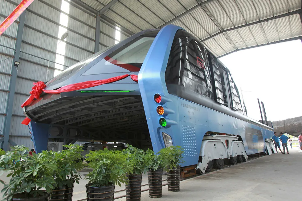 Bildet viser den ferdige modellen av «styltebussen» kalt Transit Elevated Bus. Nå er trolig satt endelig sluttstrek for hele prosjektet. Foto: China out/Reuters/NTB scanpix