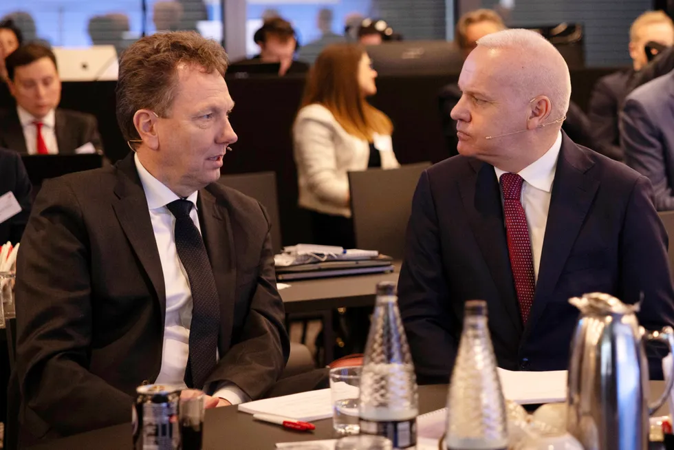 Equinor-toppene Kjetil Hove (til venstre) og Anders Opedal frykter for klimamålene om ikke myndighetene legger nye milliarder til havvindprosjekter på bordet.