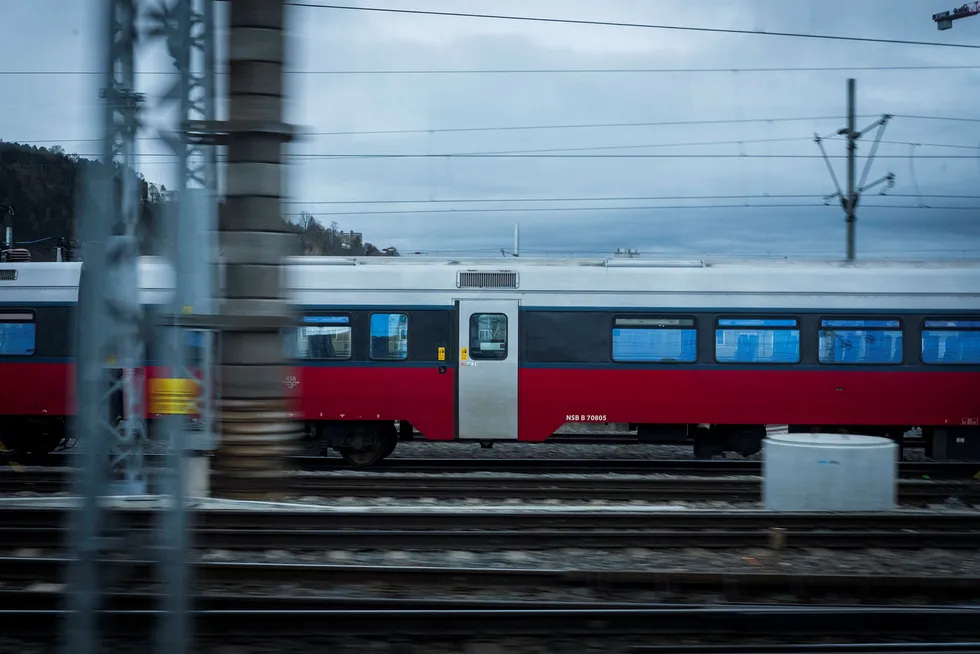 NSB-tog forlater Oslo sentralstasjon. Foto: Skjalg Bøhmer Vold