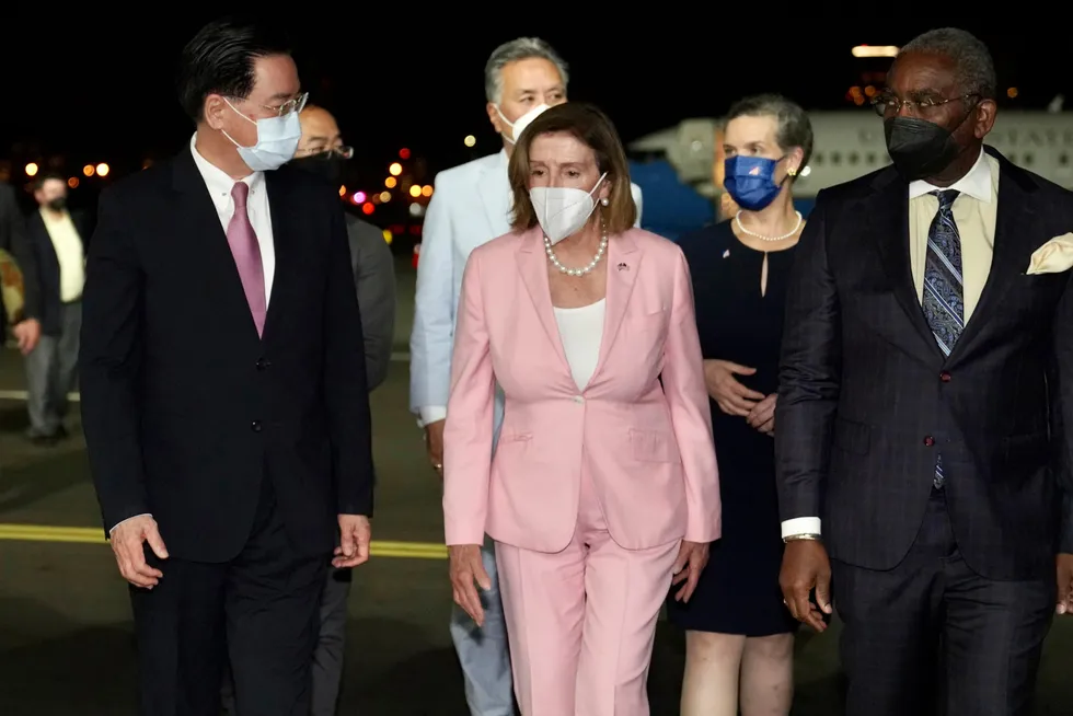 Nancy Pelosi med Taiwans utenriksminister Joseph Wu, til venstre, i det hun ankom Taipei