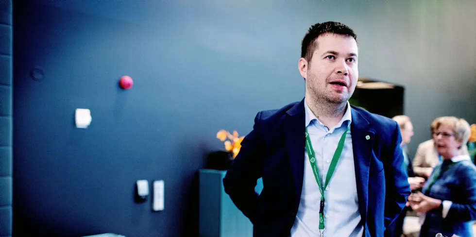 Stortingsrepresentant Geir Pollestad mener lakselobbyen presser på lokale politikere for å få en endring av grunnrenteskatten.