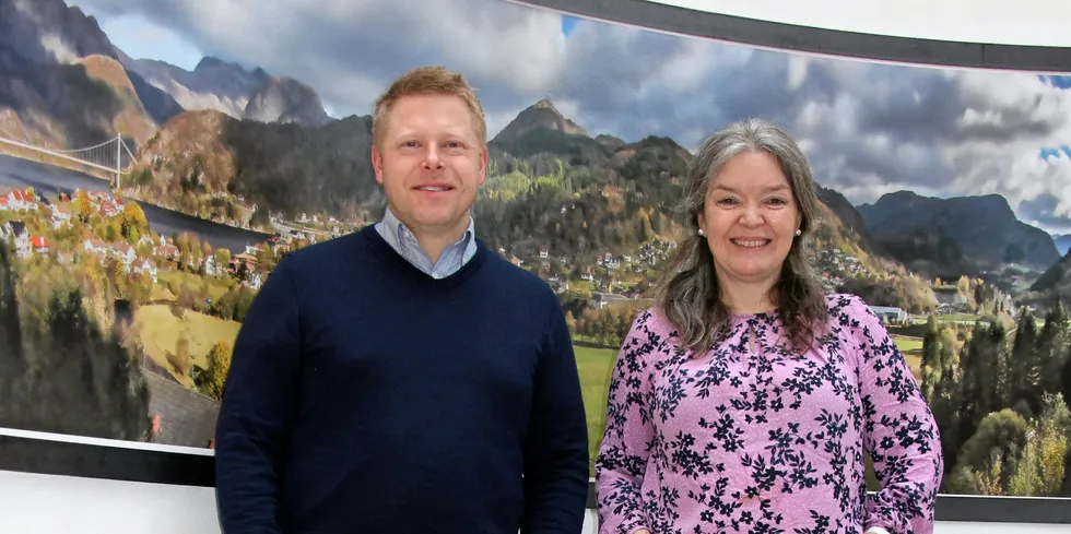 Christian Vik i Akvahub og rektor ved Dale videregående skole, Gro Fivelsdal.