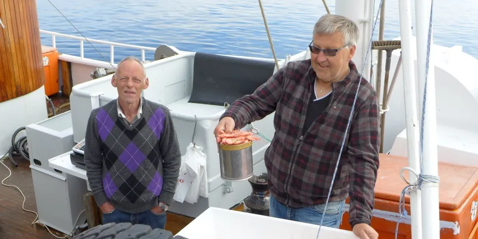 Rekefiskerne Endre Breistad og Odd Magne Brattøy i Kristiansund frykter at de må gi opp rekefisket. Foto: Ole Erik Klokeide