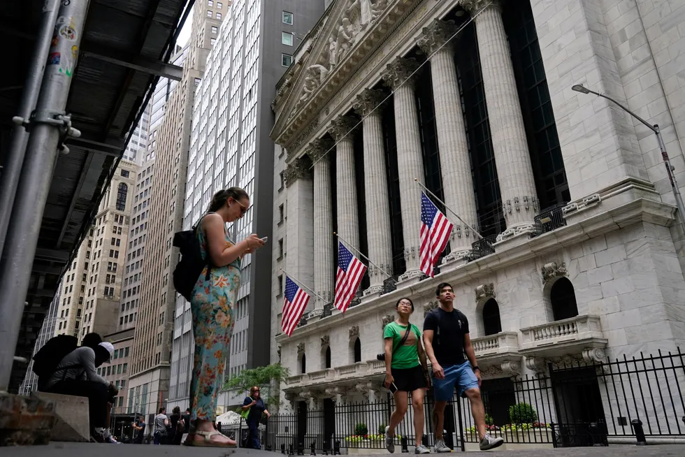 Wall Street i New York City. Onsdag legger fed frem referatet fra rentemøtet i juni.