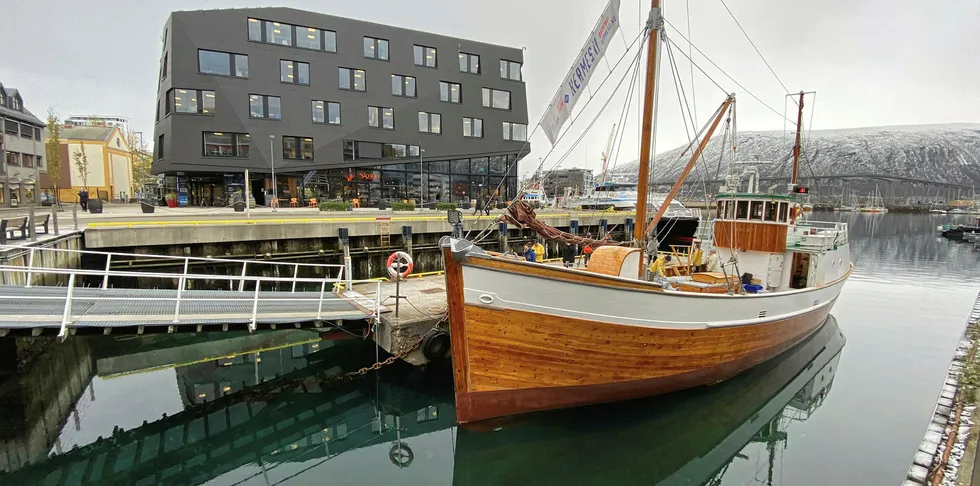 PÅ SIN FASTE PLASS: Vakre og ærverdige "Hermes II" til kai i Torghuken ved Kystens Hus i Tromsø.