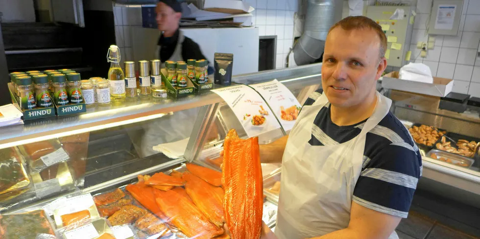 Det tar tid før lavere eksportpris reflekteres i fiskediskene: Eirik Sundal i Bergen Røkeri med nyrøykt laks i butikken Strandkaien Fisk i Bergen.