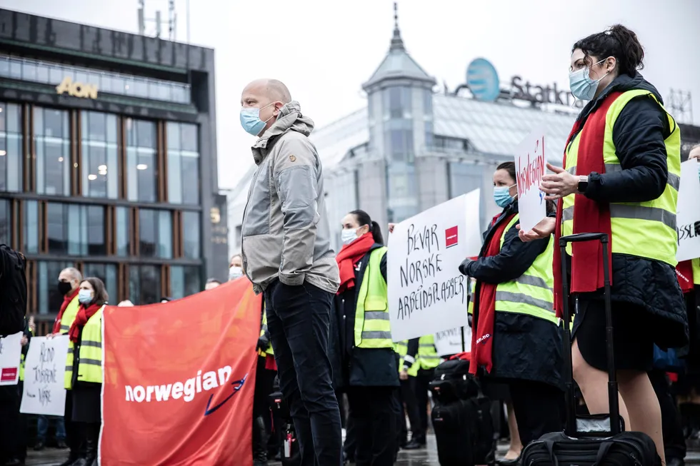 Trygve Slagsvold Vedum (Sp) sto på barrikadene da Norwegian-ansatte demonstrerte foran Stortinget mot regjeringens nei til å gi Norwegian pengestøtte 11. november i fjor.
