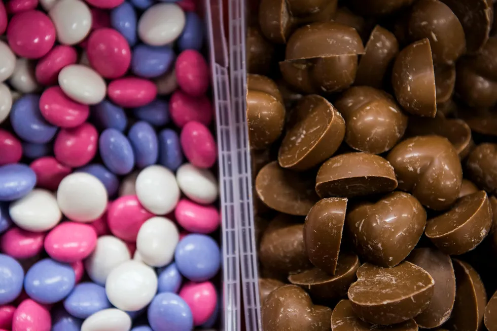 Artikkelforfatterne er reagerer kraftig på at sjokolade, godteri og brus får tilleggsavgift, mens andre sukkerholdige varer går klar. Foto: Mariam Butt, NTB Scanpix