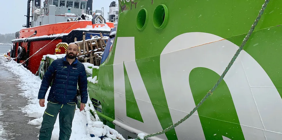 Svenn Magnus Steffensen ved styrbord side av AQS Tor, som har fått hardest medfart i den ufrivillige sjøsettinga på havet.