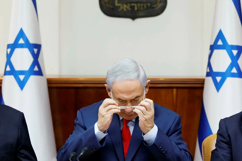 Netanyahu er under hardt press. Her på det ukentlige kabinettmøtet søndag. Foto: POOL/Reuters/NTB scanpix