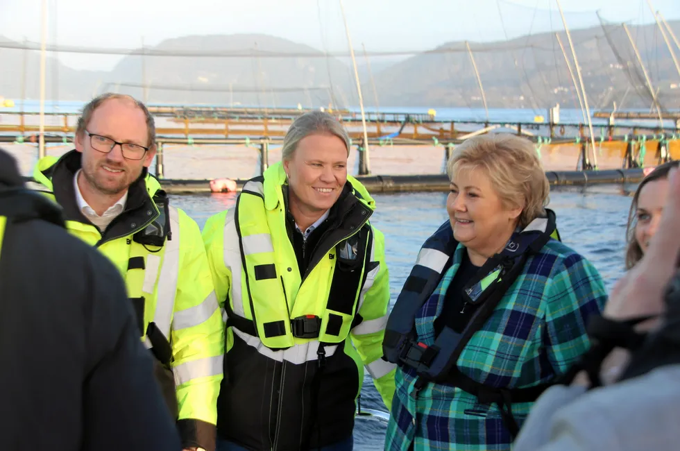 Produksjonsleder i Bolaks, Espen Borgen Nordtveit, konsernleder Karina Antonsen Hjelle og Høyre-leder Erna Solberg.