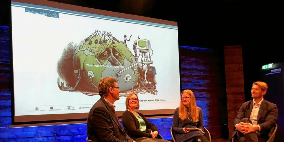 Harald Sveier (fra v.), Siv Lauvset, Camilla Aadland og Hans Kleivdal i samtale på Litteraturhuset i Bergen.
