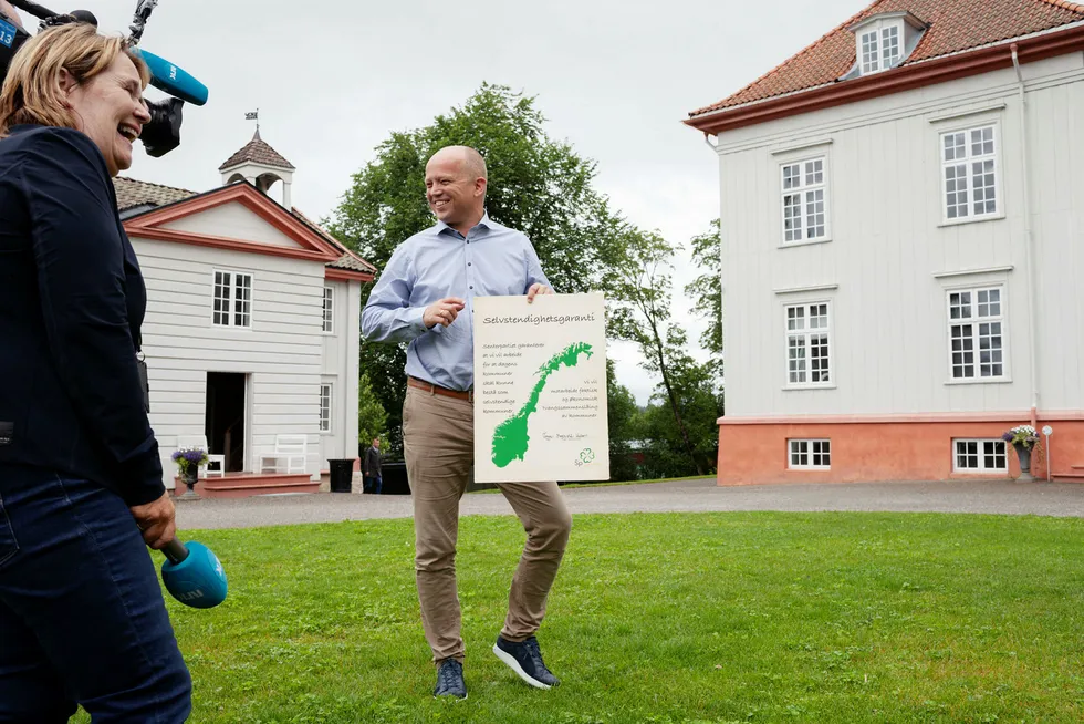 Sp-leder Trygve Slagsvold Vedum åpnet valgkampen med et norgeskart på Eidsvoll, så klart.
