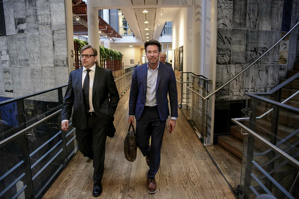 Ryan Wiik (til høyre) og advokat Ole Tokvam på vei inn i retten for å møte WR Entertainment i august. Foto: Nicklas Knudsen