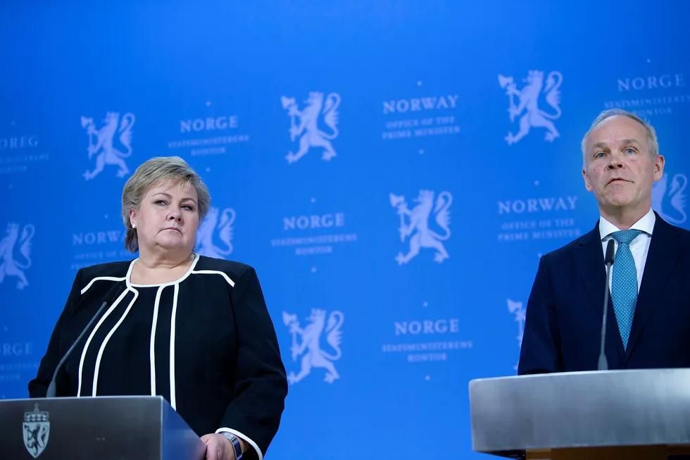 Statsminister Erna Solberg og finansminister Jan Tore Sanner på pressekonferanse fredag.