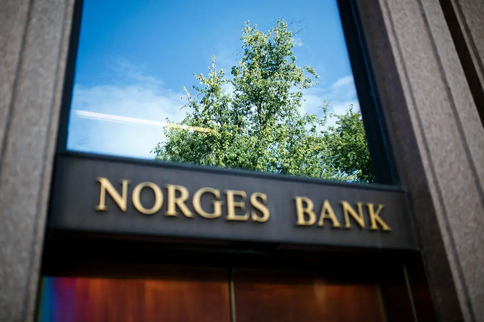 Norges Bank bør gjøre det den kan for å hindre videre kronesvekkelse, skriver Hilde C. Bjørnland.